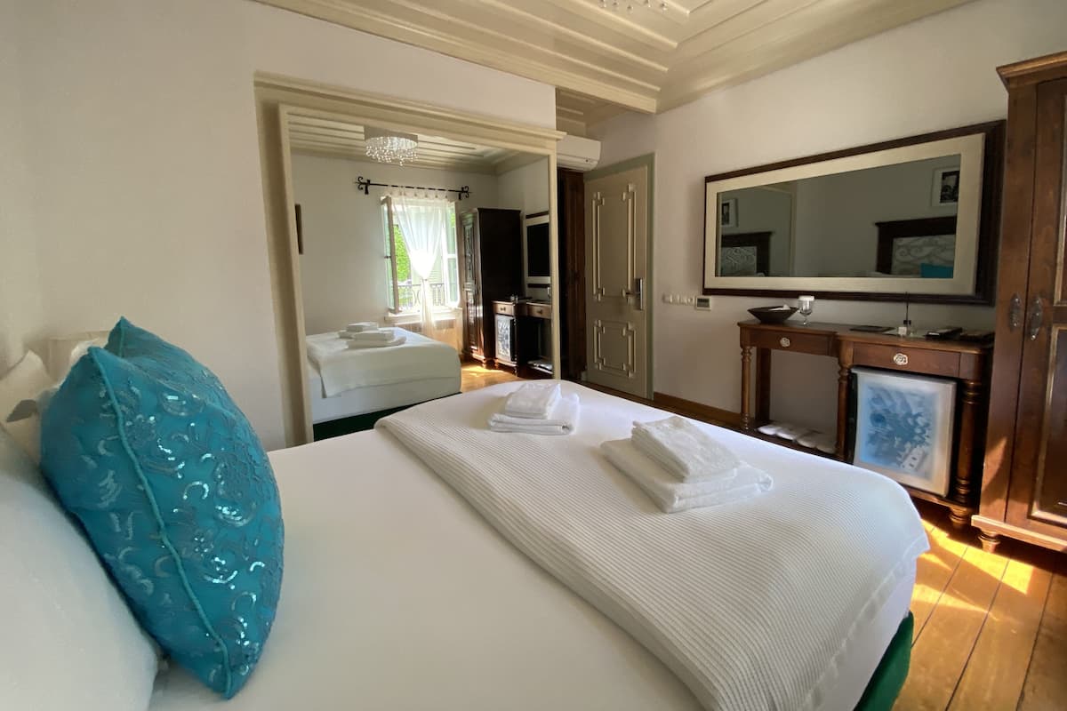 Superior Double Room | Minibar, in-room safe, individually decorated, individually furnished
