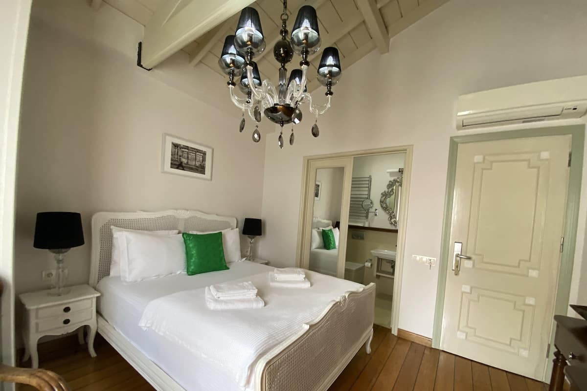 Double Room | Minibar, in-room safe, individually decorated, individually furnished