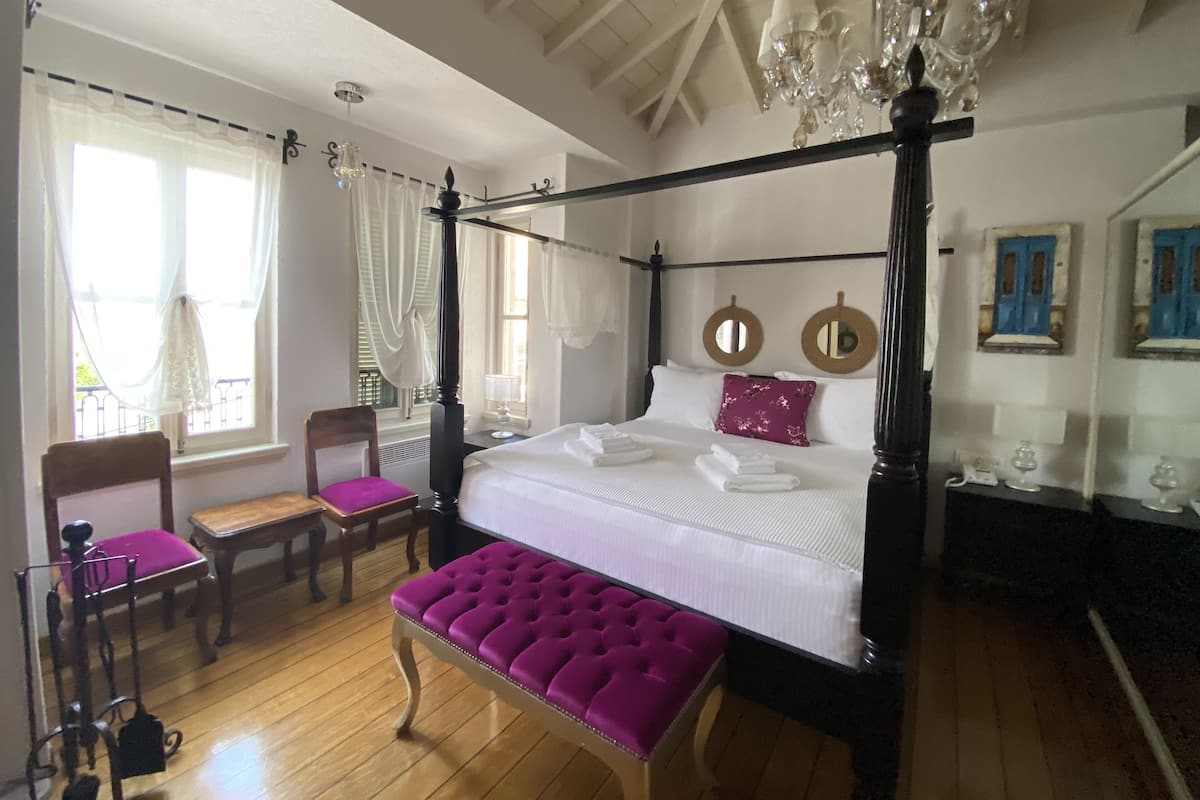 Deluxe Room, Fireplace | Minibar, in-room safe, individually decorated, individually furnished