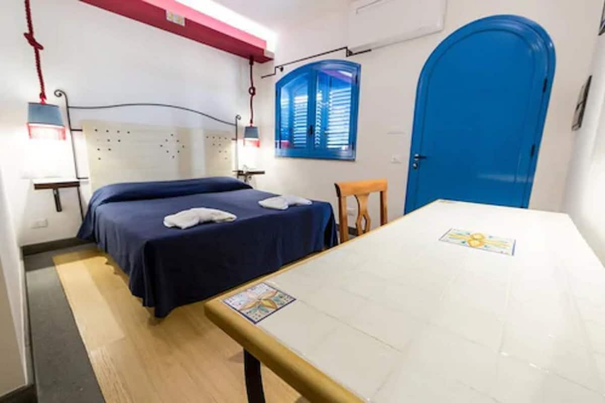 deluxe room | 1 bedroom, minibar, in-room safe, desk