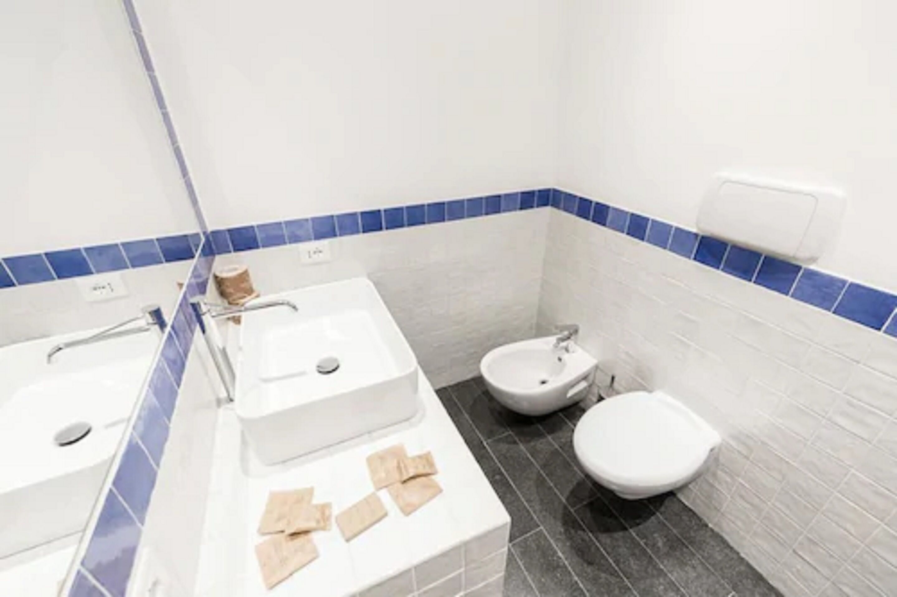 Ein Badezimmer mit Waschbecken, Bidet und Toilette.