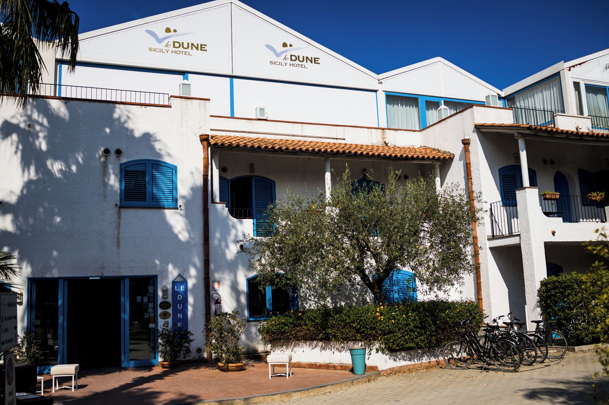 Un bâtiment portant l’enseigne « DUNE SICILY HOTEL ».
