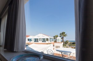 Suite, terrazzo | Minibar, una cassaforte in camera, una scrivania, insonorizzazione