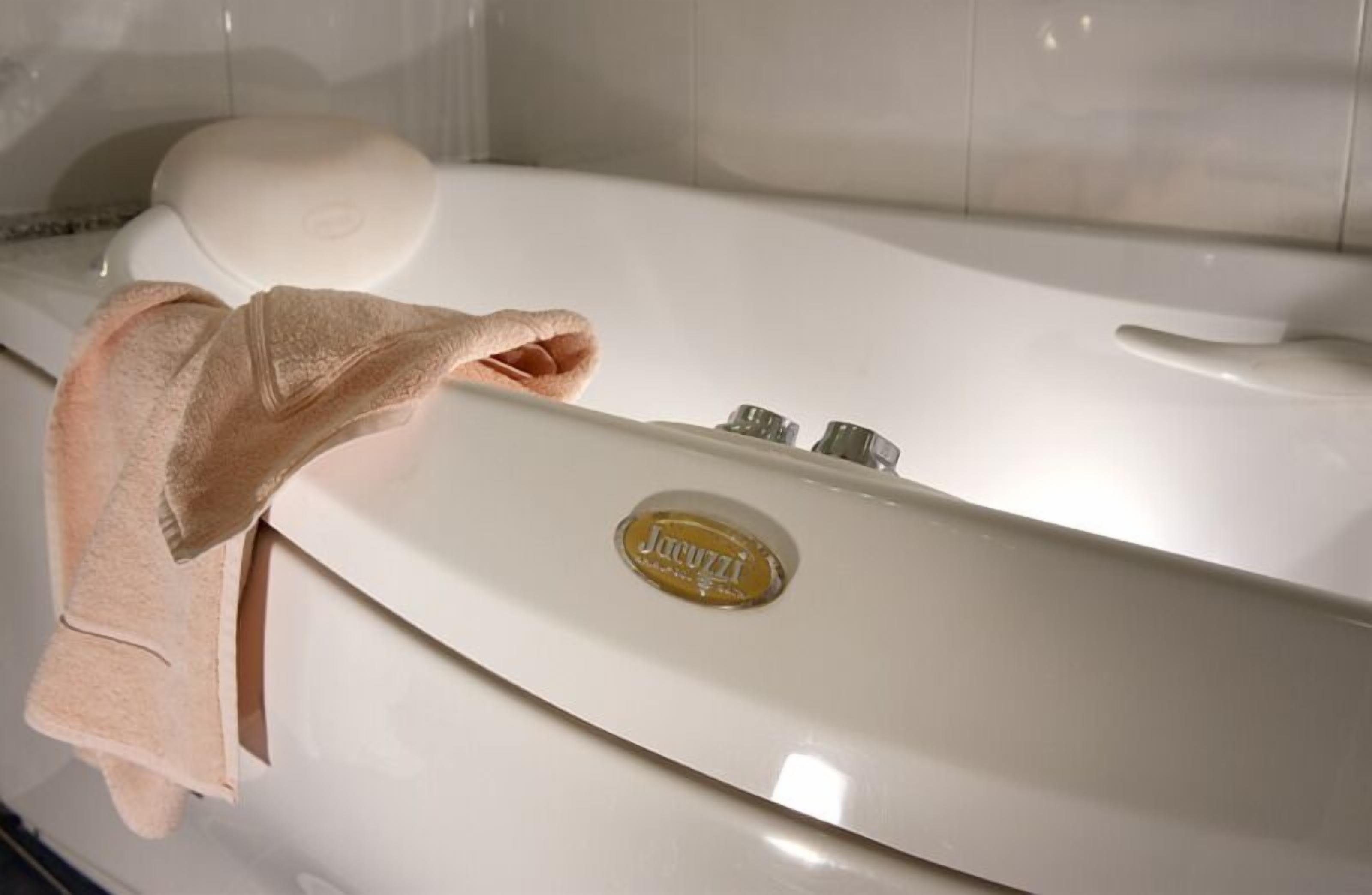 quadruple room | jetted bathtub