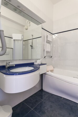 Shower, free toiletries, hair dryer, bidet - Hotel Gabbiano (Cattolica)