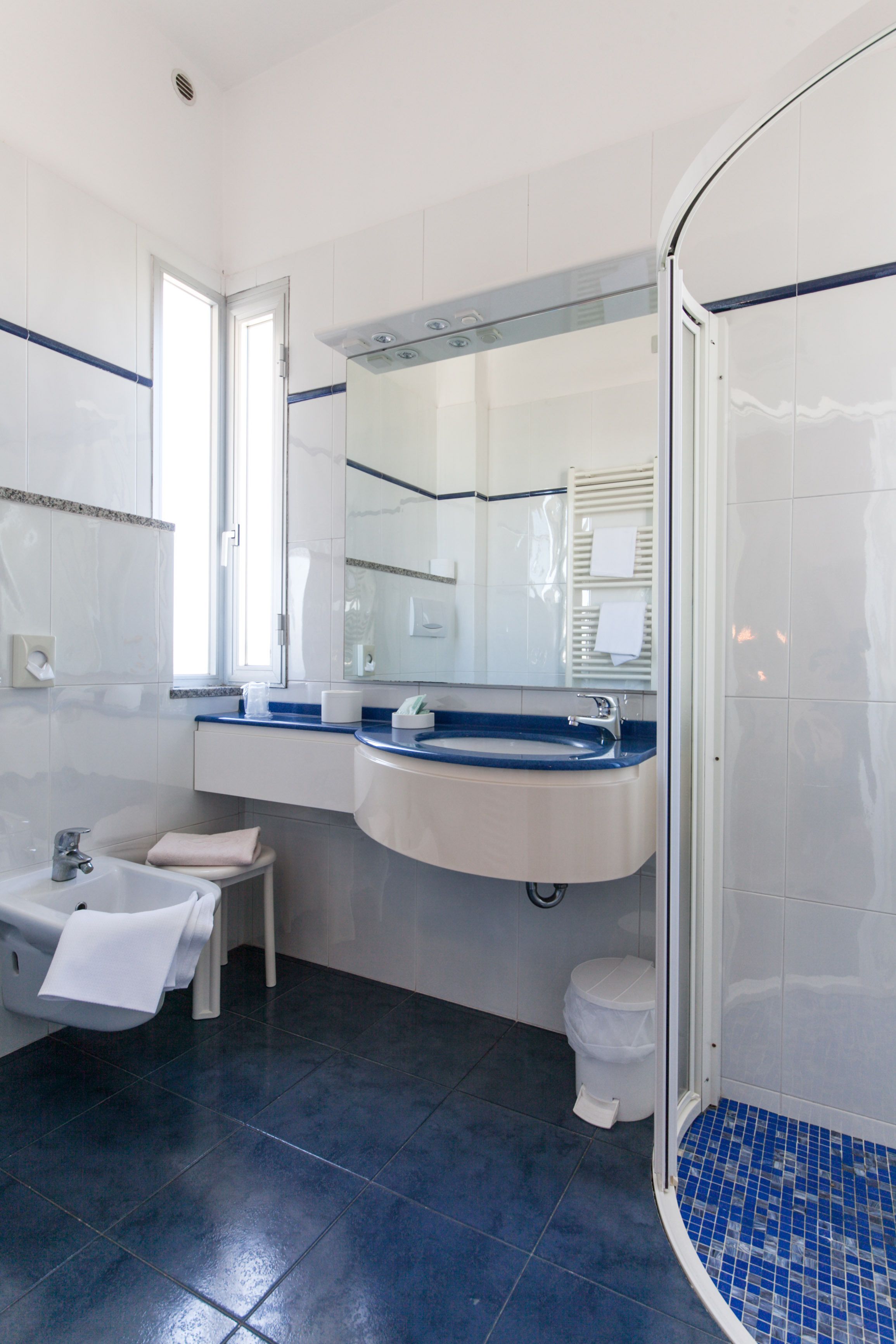 triple room | bathroom | shower, free toiletries, hair dryer, bidet