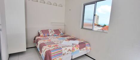 1 habitación, escritorio y tabla de planchar con plancha