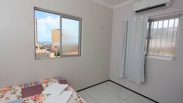 1 habitación, escritorio y tabla de planchar con plancha