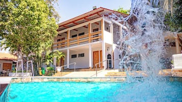 4 outdoor pools, sun loungers