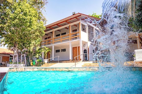 4 outdoor pools, sun loungers