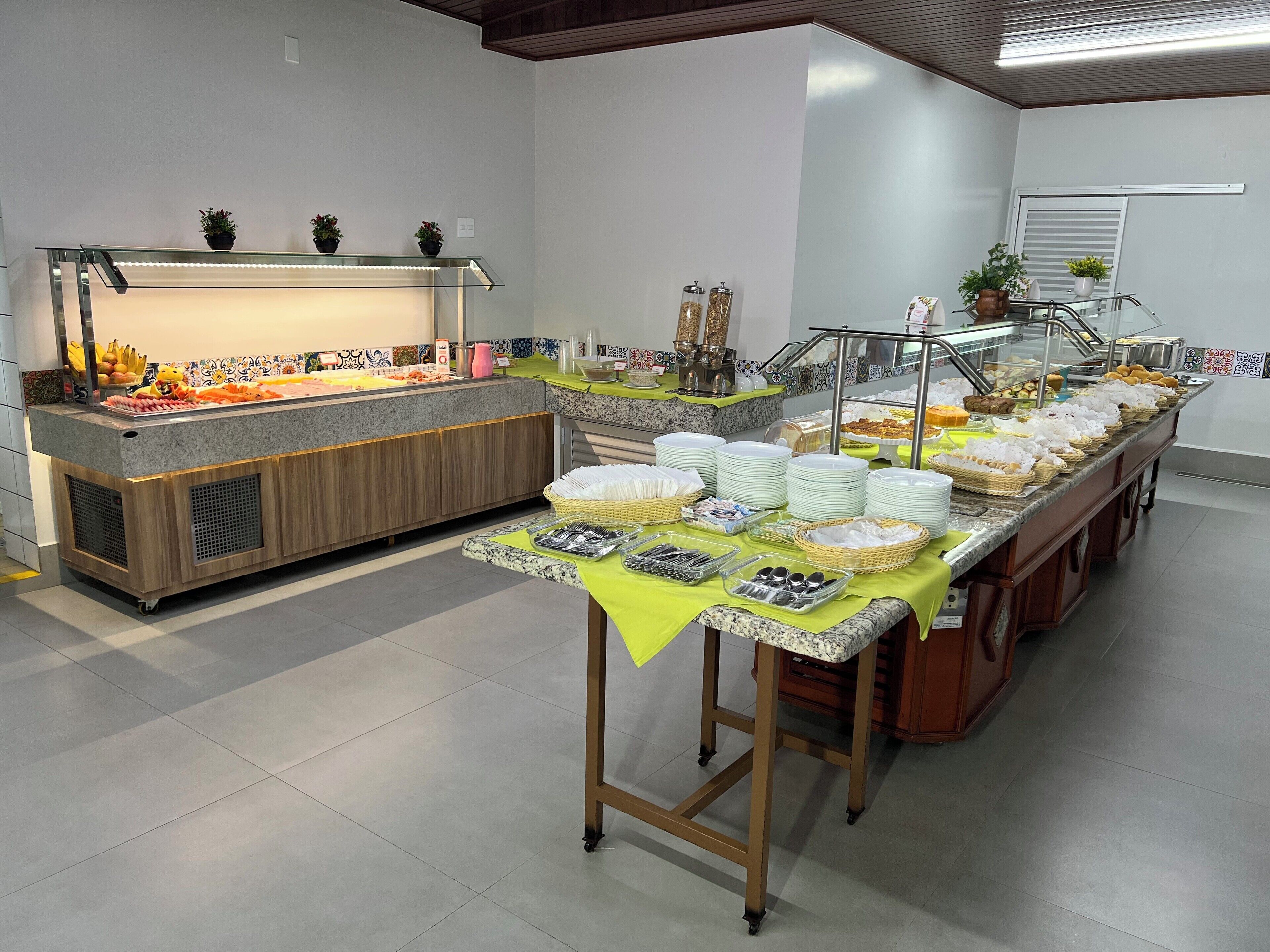 Een buffetopstelling met diverse gerechten en bestek.