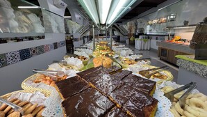 A buffet with various food items and a modern interior design. - Hotel Roma - Direto com o Grupo DiRoma - acesso ao Acqua Park com café da manhã (Caldas Novas)