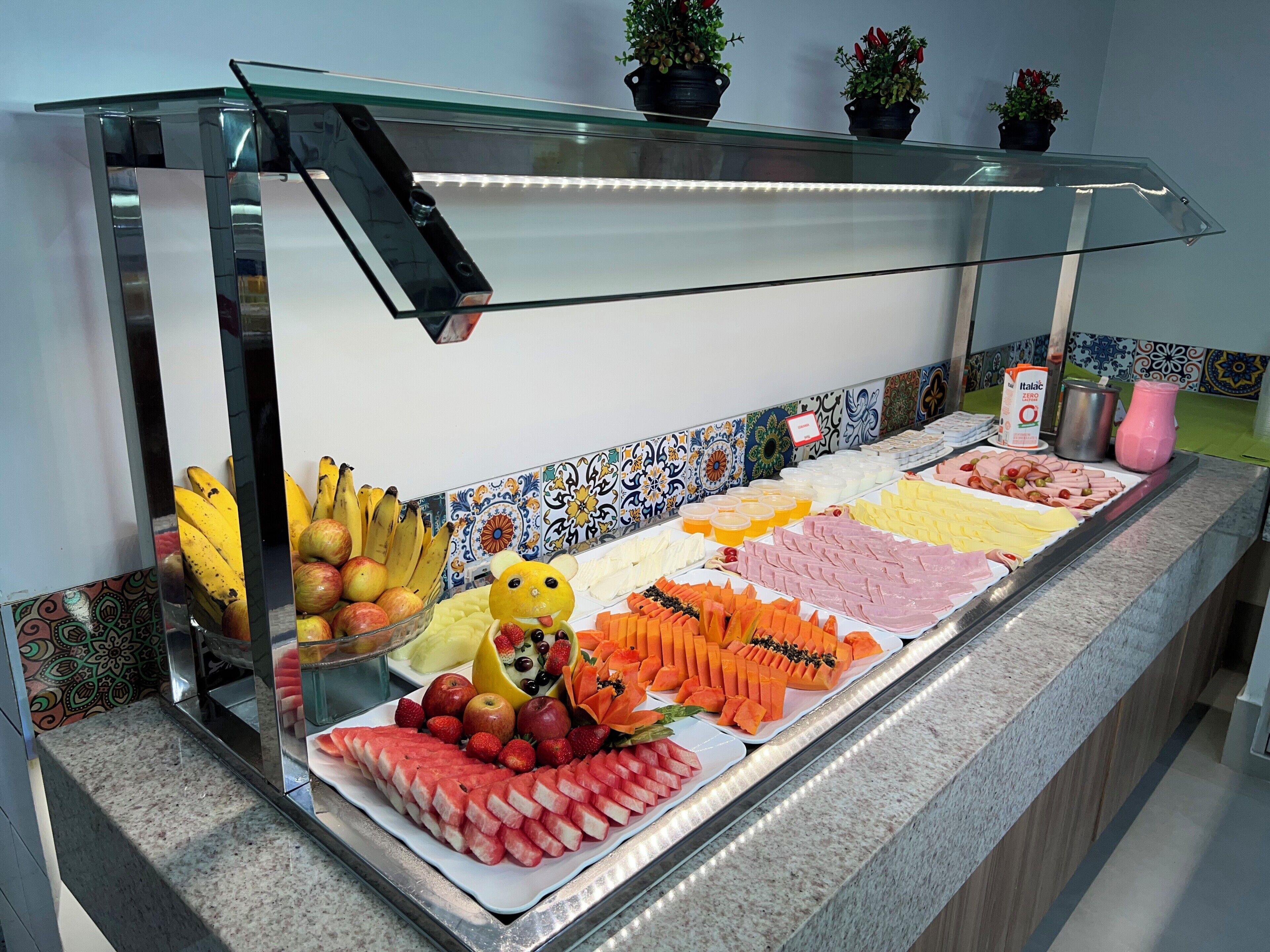 Un buffet proposant une variété de fruits et de viandes.