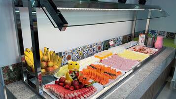 Un buffet proposant une variété de fruits et de viandes.