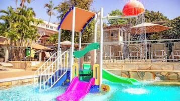 4 piscinas al aire libre, tumbonas