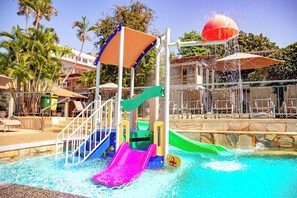 4 outdoor pools, pool loungers