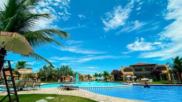 3 utomhuspooler, parasoller och solstolar