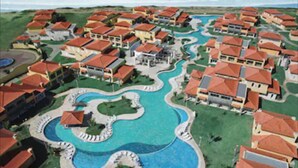 Un complexe hôtelier comprenant plusieurs bâtiments, une piscine centrale et offrant une vue sur l’océan.