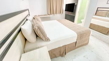 Standard Double Room | Minibar, in-room safe, desk, blackout drapes