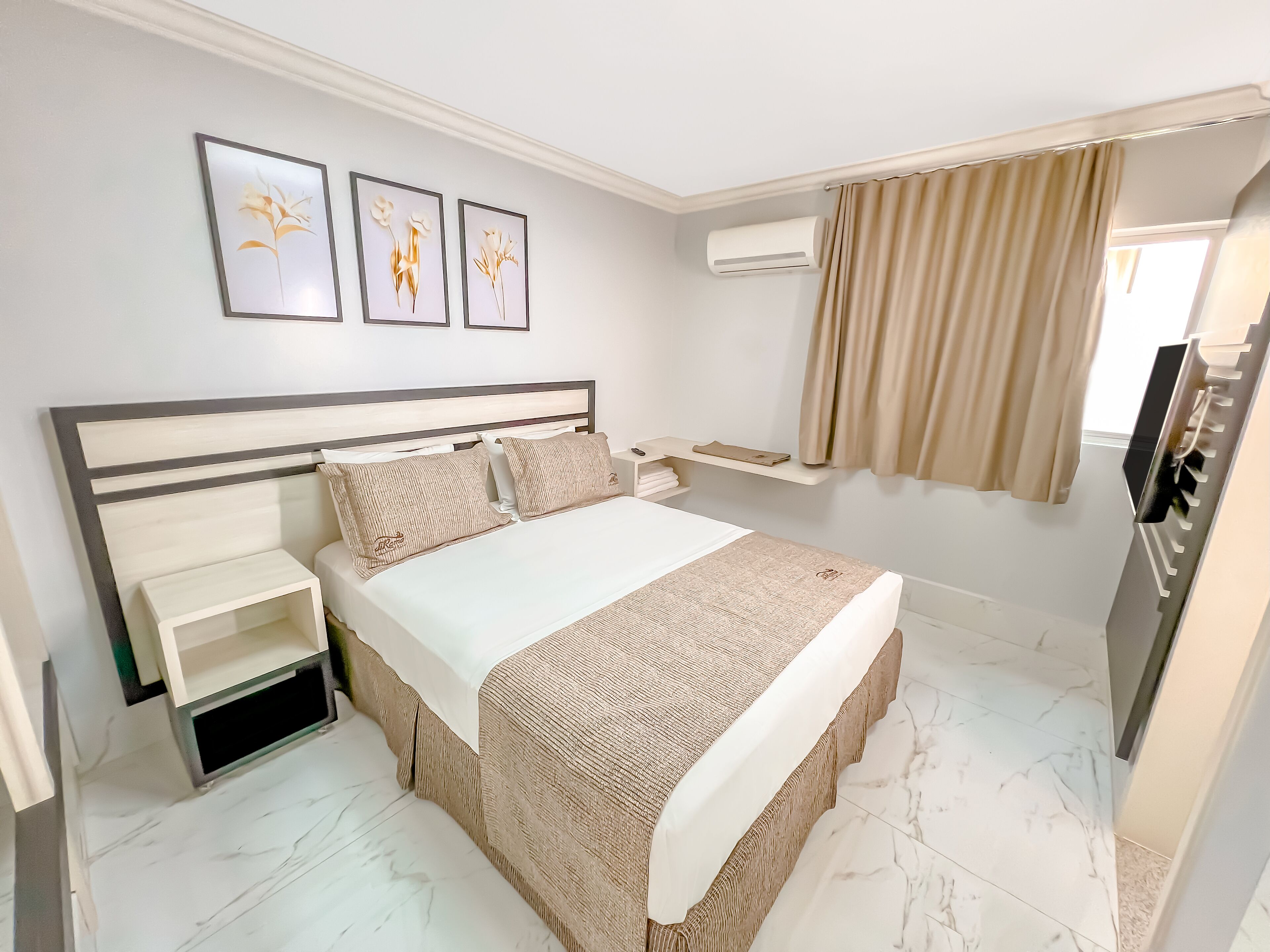 Minibar, caja de seguridad en la habitación y escritorio 