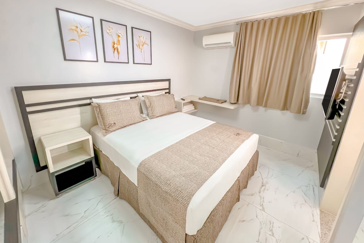 Minibar, coffres-forts dans les chambres, bureau, rideaux occultants