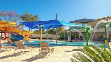 Alberca techada, alberca al aire libre y camas balinesas gratuitas