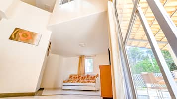 Standard Triple Room | Living room | LCD TV