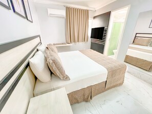 Standard Double Room | Bar mini, peti besi dalam bilik, meja, langsir/tirai gelap terus 