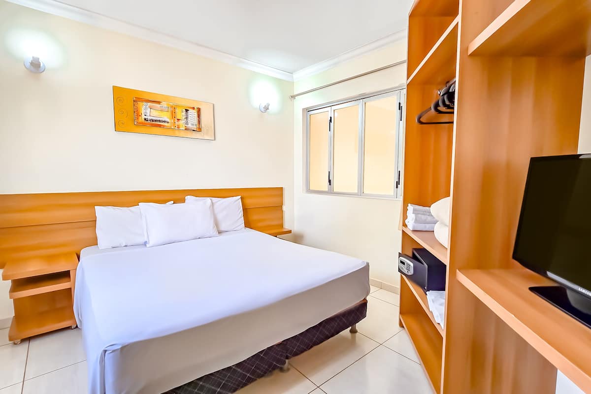 Minibar, coffres-forts dans les chambres, bureau, rideaux occultants