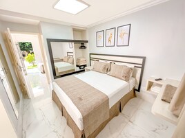 Doppia Standard | Minibar, una cassaforte in camera, una scrivania, tende oscuranti