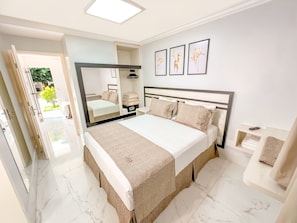 スタンダード ダブルルーム | ミニバー、セーフティボックス (室内)、デスク、遮光カーテン