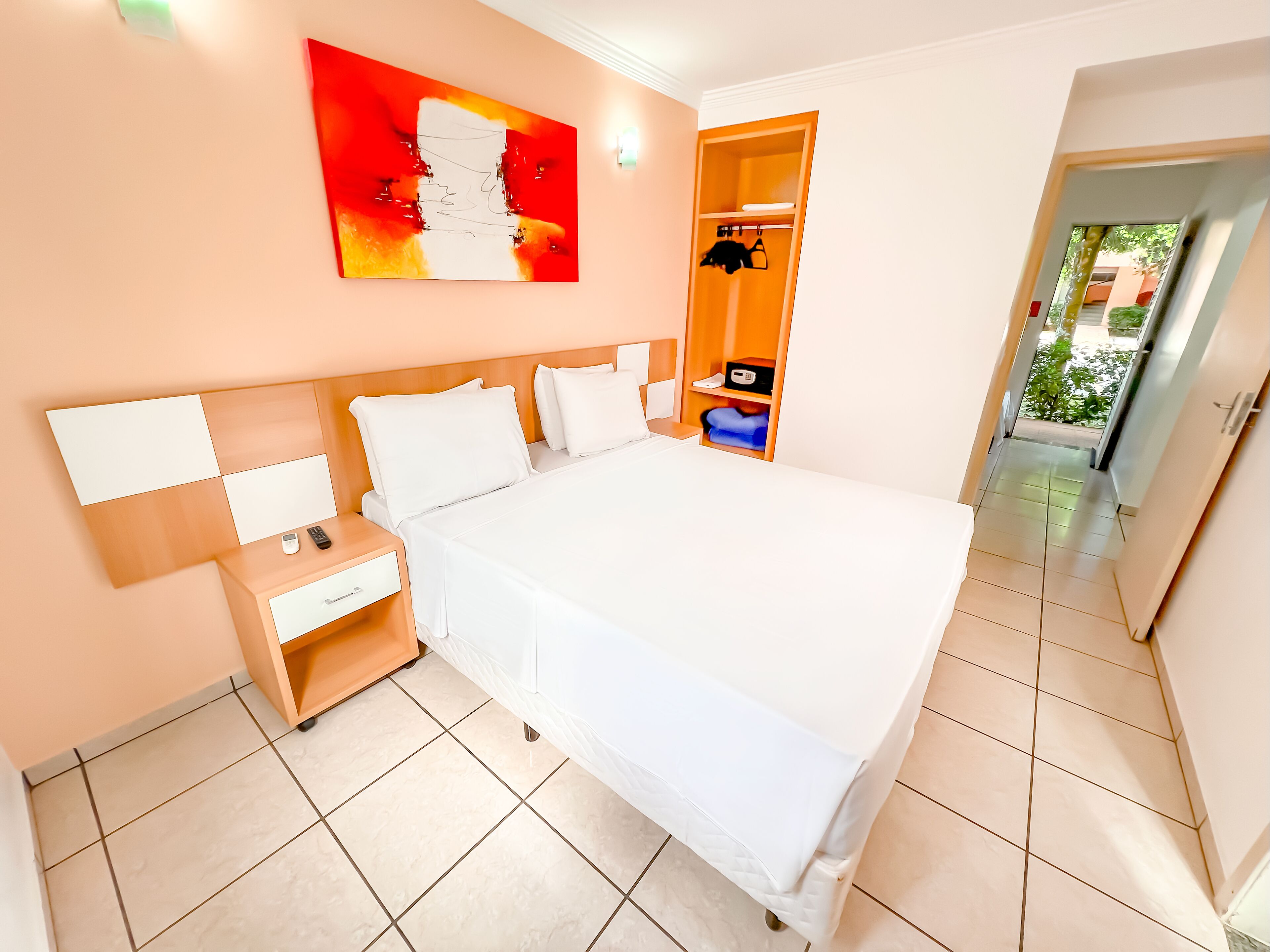 Minibar, caja de seguridad en la habitación y cortinas blackout 