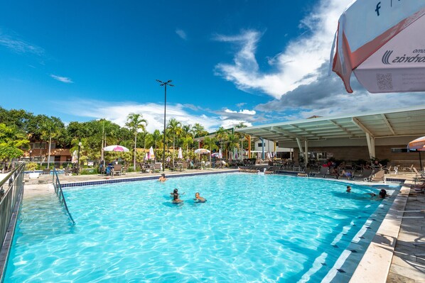 6 piscines extérieures, piscine avec cascade, parasols de plage