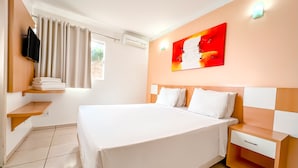 A hotel room with a large bed, a nightstand, a TV mounted on the wall, and a window with curtains. - DiRoma Fiori - Direto com o Grupo DiRoma - acesso ao Acqua Park com café da manhã (Caldas Novas)