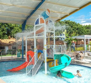6 outdoor pools, a waterfall pool, pool umbrellas, sun loungers - DiRoma Fiori - Direto com o Grupo DiRoma - acesso ao Acqua Park com café da manhã (Caldas Novas)