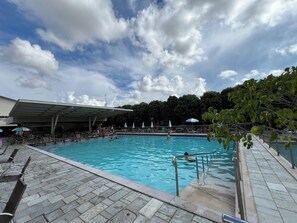 6 outdoor pools, a waterfall pool, pool umbrellas, sun loungers - DiRoma Fiori - Direto com o Grupo DiRoma - acesso ao Acqua Park com café da manhã (Caldas Novas)