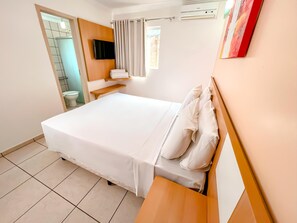 Frigobar, cofres nos quartos, escrivaninha, cortinas blackout