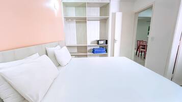 Habitación cuádruple estándar | Minibar, caja fuerte, escritorio y cortinas opacas