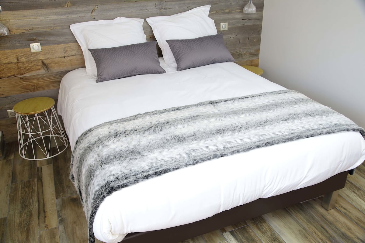Habitación doble | Ropa de cama de alta calidad, escritorio y insonorización