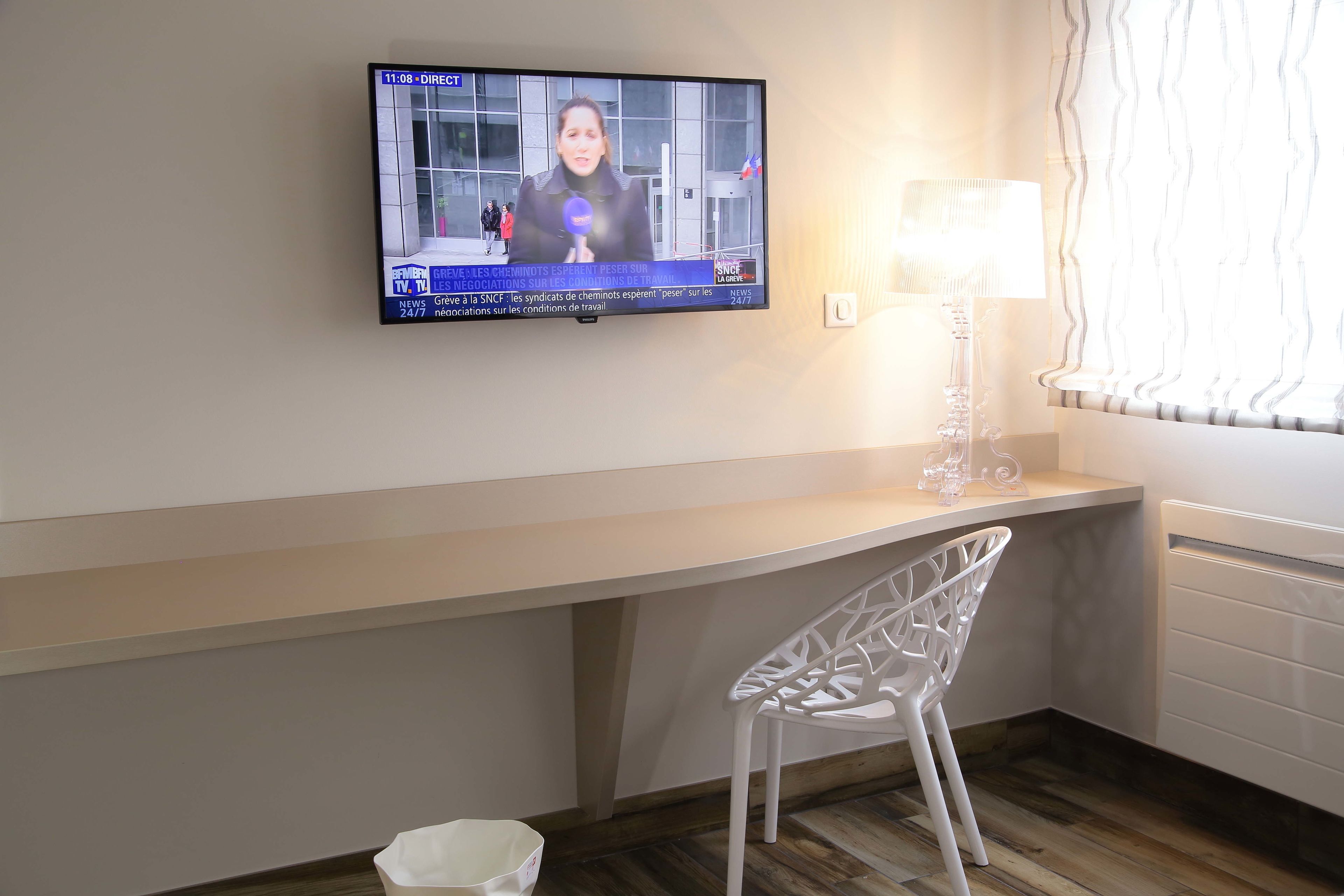 double room | living area | flat-screen tv