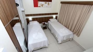 Frigobar, cofres nos quartos, berços grátis, camas extras/dobráveis