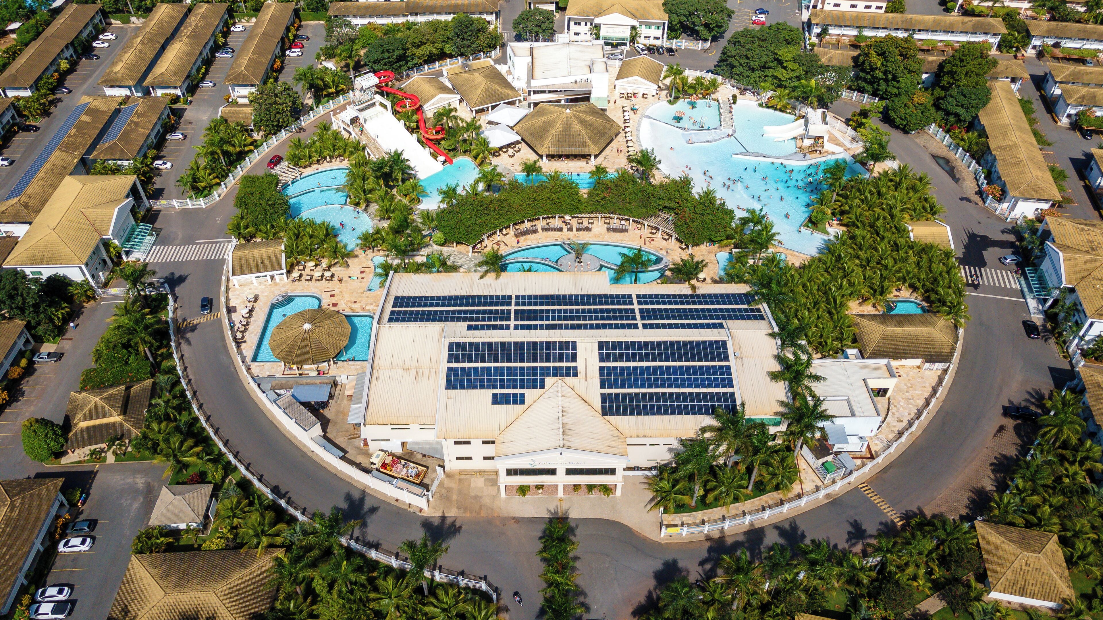 12 piscinas externas, guarda-sóis, espreguiçadeiras