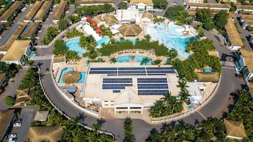 12 piscinas externas, guarda-sóis, espreguiçadeiras