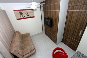 Living room | 32-inch LCD TV with cable channels, TV - L’acqua diRoma II Direto com o Grupo DiRoma – acesso ao Acqua Park com café da manhã (Caldas Novas)