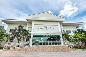 A building with a sign reading "Galapagos II". - DiRoma Lacqua II - Direto com o Grupo DiRoma - acesso ao Acqua Park com café da manhã (Caldas Novas)