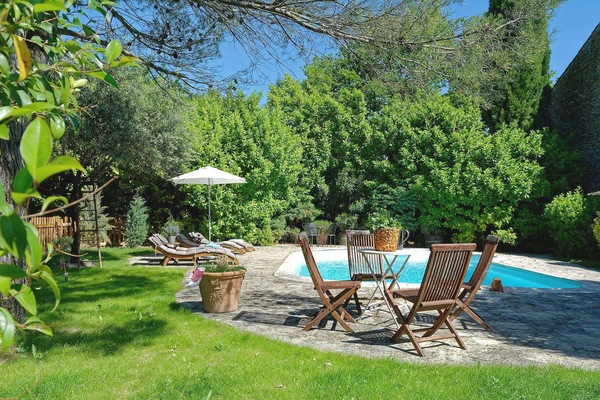 Piscina all'aperto, ombrelloni da piscina, lettini