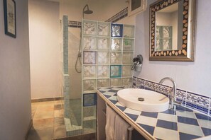 Apartamento superior, 2 camas de solteiro, cozinha, no piso térreo | Banheiro | Chuveiro, produtos de toalete grátis, secador de cabelo 