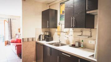 Deluxe appartement, 2 slaapkamers, keuken, uitzicht op tuin | Privékeuken | Een koelkast, een microgolfoven, een oven