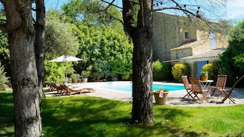 Piscine extérieure, parasols de plage, chaises longues