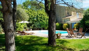 Außenpool, Sonnenschirme, Liegestühle